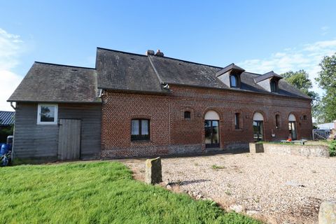 Discover this house in the heart of the Pays de Caux: an old barn partially renovated, in brick and flint, emblematic of the region. Nestled close to a market town offering all the shops and schools you need, this property will seduce you with its id...