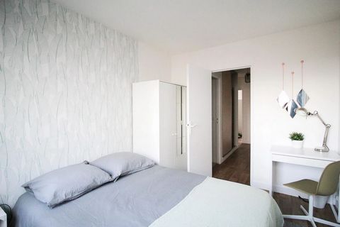 This 10m² room is fully furnished. It has a double bed (140x190) and a bedside table with lamp. There is also a work area with a desk, chair and lamp. The bedroom also has plenty of storage space: a wardrobe with hanging space and a shelf. This beaut...