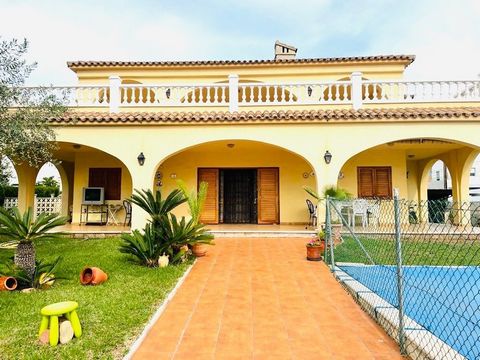 Ik presenteer deze indrukwekkende villa in een zeer goede omgeving van Benicasim Playa ~ ~ Het is een individuele villa, met zwembad en barbecue naast de grote tuin.~ ~ Het is samengesteld op de begane grond van een grote woonkamer met open haard, ee...