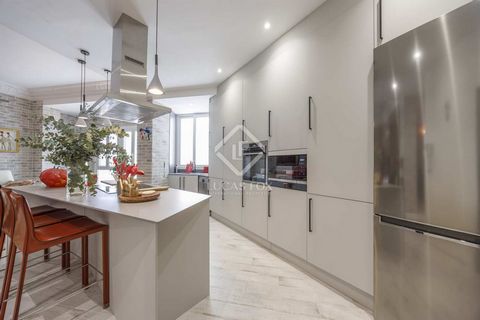 This amazing 3-bedroom apartment is available for rent on one of the best streets in the city centre. Located on Calle Almirante in the heart of L'Exiample. The apartment is on the fifth floor, so the property is full of natural light and has great c...