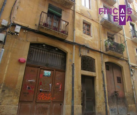 Fincas Eva presenta: Se vende local comercial y almacén - estacionamiento a reformar en parta alta de Tarragona. El local es fue rehabilitado en 1990 y el almacén es del año 1800. Los dos son diáfanos y tienen salida trasera a un patio. El local era ...