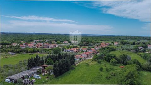 Location: Istarska županija, Marčana, Loborika. Istria, Pula, surroundings This interesting building plot is for sale, located in a quiet location, in the countryside, just a few minutes from the city of Pula, and close to all amenities necessary for...