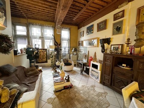 In the historic heart of Lyon, Renaissance building, lots of character, apartment 85 m2 on the 2nd floor with elevator, kitchen open to living room, 2 bedrooms. Metro Croix Paquet.  Due to its occupation by a 76-year-old lady, this property is offere...