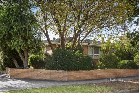 On a highly sought after McKinnon Secondary College zoned corner, this time honoured three bedroom two bathroom 50s brick home has a functional family layout and a retro pool for the kids. First time offered in 27 years, this classic home could use y...