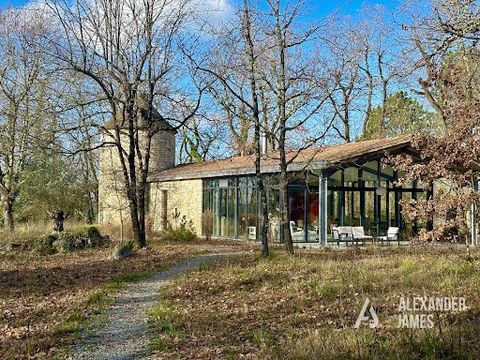 This architect-designed house located near Monbazillac, famous for its wine, and just 10 minutes from Bergerac airport combines modernity and traditional elements, offering an exceptional living environment. The house, built around an old stone mill,...
