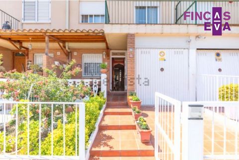 House of 288 meters built, three floors. At street level we find a cozy patio that gives access to the house, with garage, toilet, large and fully equipped kitchen and nice living room with large windows with direct access to a terrace, equipped with...