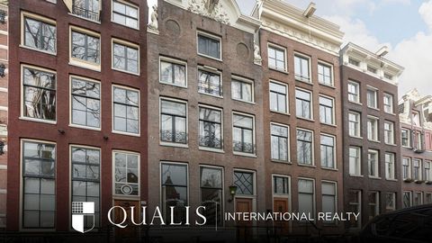 Fantastyczny, autentyczny i jasny apartament o powierzchni 145 m2 rozłożony na 3 piętrach z 3 sypialniami, pięknym tarasem na dachu (9m2) z dużą ilością prywatności położony na tyłach pięknego budynku na Herengracht. Tuż za rogiem od Jordaan, w środk...