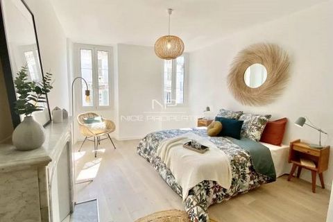 NICE CENTER / CARRE D'OR : On the second to last floor, a superb 93,8sqm apartment, facing South/North, ideally situated in the heart of the pedestrian zone, at 2 minutes from the Place Massena and 5 minutes from the beach. Very bright and fully air-...