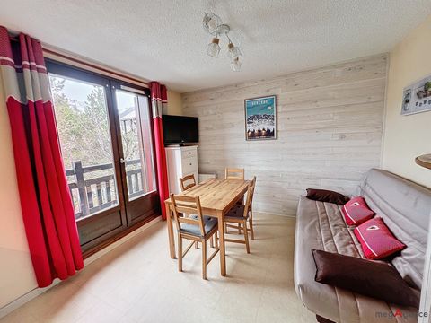 *Exclusive* Gresse en Vercors, a small family resort located at an altitude of 1250 m at the bottom of the slopes, discover this charming 25 m² studio cabin for 4/6 beds at the Centaurées residence. The accommodation consists of an entrance with a la...