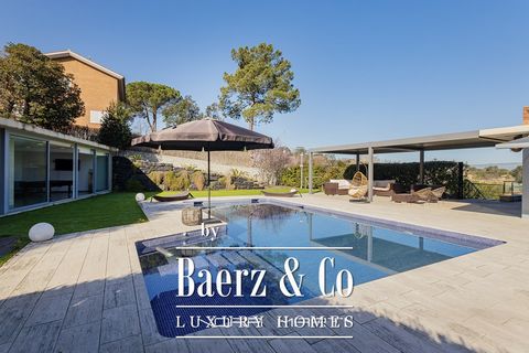 Located in one of the best developments area, surrounded by green areas and close to the golf courts, we find this wonderful independent house, to enjoy the privacy and quietness. The house is built on a plot of 2.659m2 and has a constructed area of ...