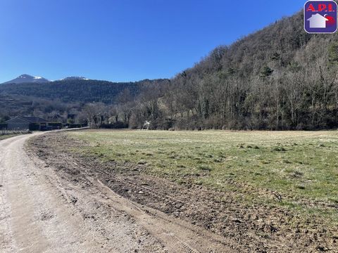 Large plot of land, flat, in the mountains, at an altitude of 900m, with a South-East exposure, of approximately 3995m² of which approximately 3300m² are buildable. It is possible to create several lots or to keep the land as it is. There are a total...