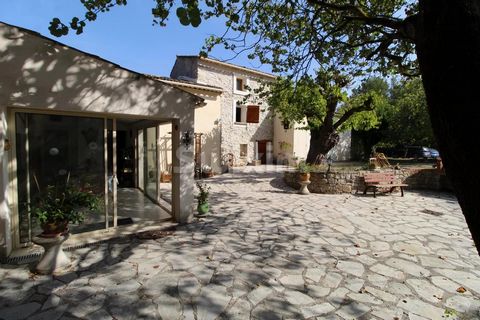 Réf 3983LC: NEAR LA MOTTE, Rare, beautiful stone sheepfold in a peaceful setting consisting of 2 houses ideal for family investment, dreaming of a large space with 1.5 hectares of land in a Natural Zone. You will find a house with a lovely veranda, a...