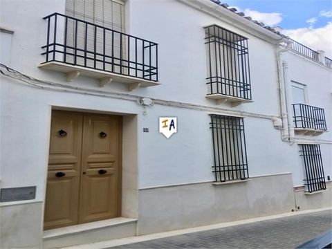 Esta propiedad está situada en la ciudad de Estepa, cerca de todas las tiendas, bares y restaurantes locales y con excelente acceso a la autovía A92 para explorar Andalucía directamente a Sevilla, Málaga y Granada. La propiedad tiene un típico vestíb...