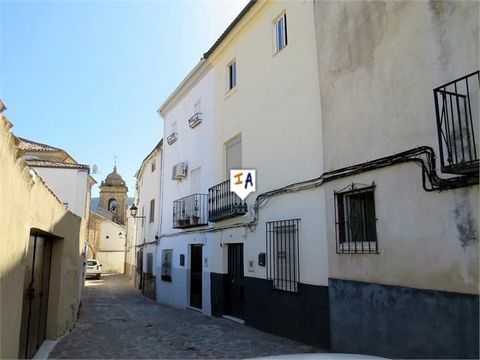 Esta propiedad, de tres plantas, tiene unas bonitas vistas de Martos en la provincia de Jaén, Andalucía, España. Está situado en una calle tranquila con aparcamiento. Al entrar por la puerta principal, hay un vestíbulo con un dormitorio a la derecha ...