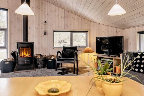 En una parcela natural en Lodskovvad cerca de Ålbæk se encuentra esta casa de campo muy bien equipada. La cabaña parece elegante con una cocina abierta con comedor, una gran sala de estar con estufa de leña, tres amplios dormitorios y dos baños con c...
