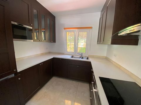 Located in Riviera del Sol. Modern terraced townhouse in a quiet residential area. Community swimming pool and gardens. Underground parking space. The house is built on two levels plus solarium. Lovely kitchen with all appliances. Large terraces. Unf...