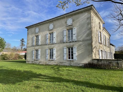 REAL ESTATE COMPLETE WITH BEAUTIFUL CHARENTAISE OF 270 M2, 2 ANNEXES, BARNS AND OUTBUILDINGS. ALL ON AN ENCLOSED PARK OF 3 HECTARES. 10 MINUTES FROM SAINT JEAN D'ANGELY. Beautiful property with magnificent space including: - Magnificent Charentaise o...