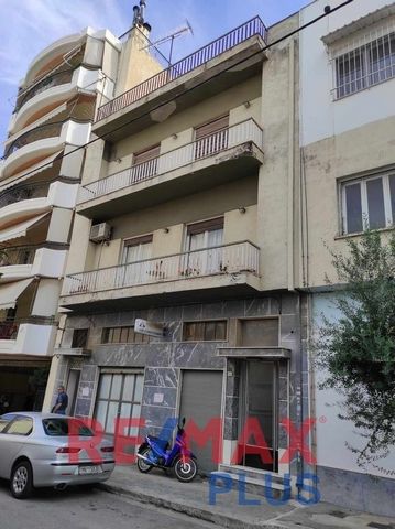 Piraeus, Te koop 3 verdiepingen tellend gebouw, 290sq.m., dat bestaat uit een winkel op de begane grond van 51.51sq.m., een appartement op de begane grond van 56.36sq.m., een appartement op de 1e verdieping van 87.15sq.m., een appartement op de 2e ve...