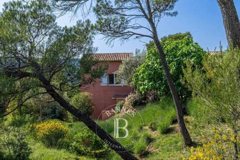 Discover this house in Murs, in the Luberon region. It offers a living area of approximately 185m² and a vast garden of 8160 m². You will enjoy a panoramic view of nature and the valley. This property, close to Gordes, offers an idyllic setting, comb...