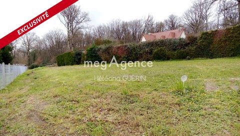 800m² Buildable! Enclosed on both sides of the land, a fenced part and a fenced part with a hedge. Quiet location and close to amenities, the bus stop being 200 m from the land! Electric meter ready to be connected to the future house! Fiber, telepho...