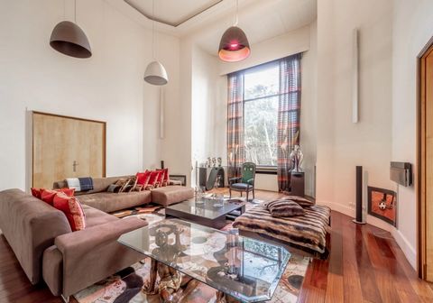 Droomt u van een ruime gezinswoning in Parijs, perfect voor vermakelijke en intieme momenten? Zoek dan niet verder. Deze uitzonderlijke residentie, met ongeveer 420 m² comfort en charme, is klaar om uw volgende thuis te worden. Waan je in een gezelli...