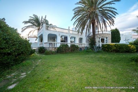 Villa located a few meters from the beach of Empuriabrava and the center where you will find restaurants and boutiques. The plot is 890 m2 and the house has an area of 289 m2 distributed over two floors. It has large volumes and has four bedrooms, on...