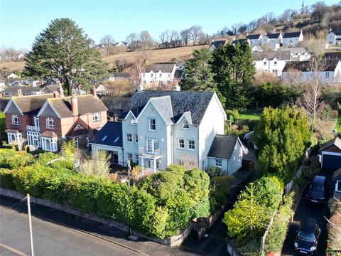 Arguably one of the most impressive houses in Brecon town; featuring 7 bedrooms, 4 reception rooms, a tasteful kitchen and all set in just under 0.5 acres of gardens. Situated on one of Brecon's highly coveted streets, Highland House seamlessly marri...