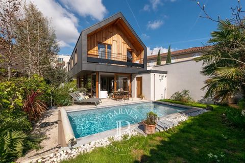 EXCLUSIVITY - BRON. Quiet, privileged location, charming architect-designed house (concrete and wood), comprising a welcoming entrance on the ground floor, as well as a large, very bright living room opening onto beautiful natural stone and wood terr...