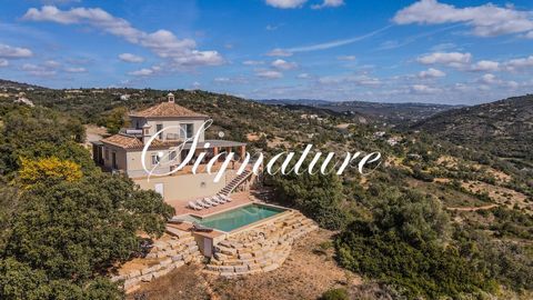 Located in Santa Bárbara de Nexe. Full of light and large property located at the end of a quiet and secluded cul-de-sac with natural environment. The majestic entrance to this 3-bedroom property, built across two floors, with Santa Catarina ceilings...