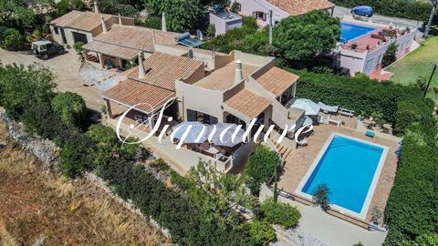 Located in Santa Bárbara de Nexe. This is a property which has a lot of capacity of extension and from a 2 bedroom house, you can easily make a Villa of 4 bedrooms. On top of this, you have a nice sea view and it's quiet, you can ne near the nature. ...