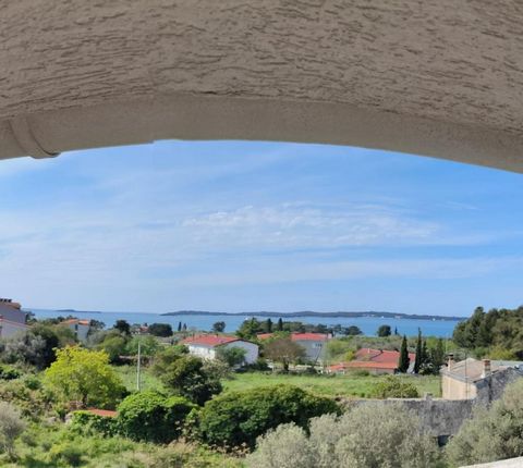 Appartement de 5 unités résidentielles avec vue sur la mer à Fažana, les vues de Brijuni s'ouvrent depuis les terrasses ! La propriété est à seulement 600 mètres de magnifiques plages ! La superficie totale est de 320 m². Le terrain est de 610 m² Le ...