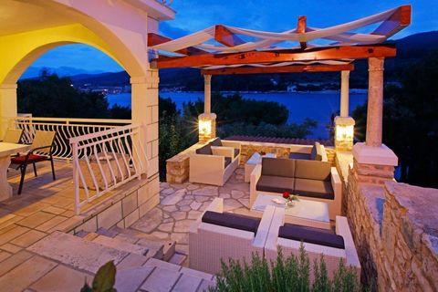 Kleines Familienhotel/Villa nur 50 Meter vom kristallklaren Meer auf der Insel Korčula entfernt – idyllische Lage! Korcula ist eine wunderschöne Mittelmeerinsel im westlichen Teil der Insel. Es verfügt über eine sehr gute Fähr- und Katamaranverbindun...