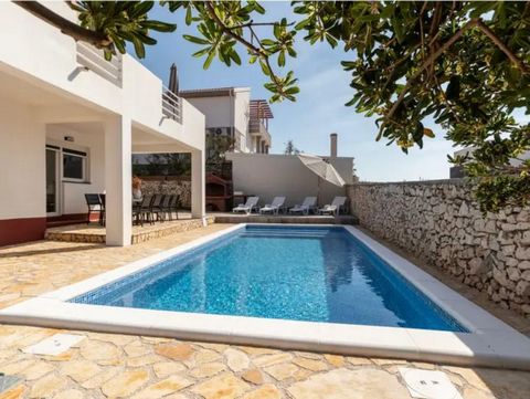 Villa in der 1. Meereslinie in der Gegend von Zadar! Absolut fesselndes Angebot! Dieses charmante und gemütliche Haus am Meer liegt direkt am Strand und zeichnet sich durch ein funktionales Design und eine tadellose Bauweise aus. Diese Residenz wurde...