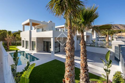 Lucas Fox is proud to present an exclusive collection of twelve villas that redefine the concept of luxury on the Costa Blanca. This contemporary property offers a perfect combination of style, comfort and a privileged location. With a meticulously p...