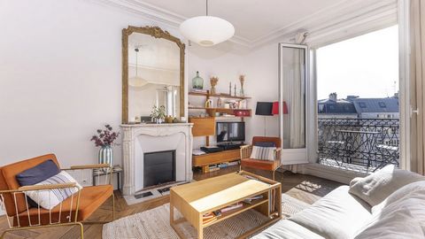 Ideally located between Étienne Marcel and Montorgueil. On the fifth floor of a charming freestone building, this typically Haussmann-style apartment offers spacious accommodation with 3m high ceilings, which is extremely rare for a raised floor. The...