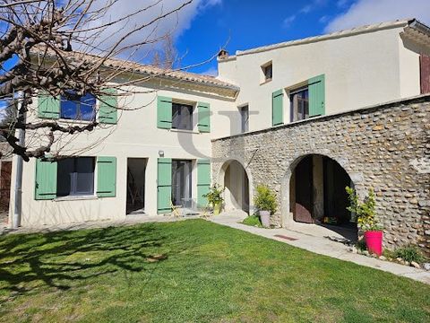 REGION SAINTE CECILE LES VIGNES The virtual tour is available on our website. Large renovated house located in an area very close to the village. Spacious, it can accommodate a large family or be divided into 2 apartments. It has a large living room,...