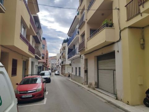 Warehouse in the center of the town of Llançà. It consists of 180 m² spread over three levels, one of which is used as an office, the other as a warehouse and finally as a garage to store company cars. It has a small courtyard at the back. If you nee...