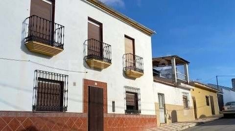 Do you want to buy a 103-square-meter 3-bedroom house in Humilladero? Excellent opportunity to own this town house with an area of 103 m² well distributed in 3 bedrooms, 1 bathroom, separate kitchen and living room. It is located in the town of Humil...