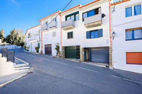 Recently built modern detached house in Cadaqués. This house is distributed over 3 floors with a total area of 134 m2 plus a 16m2 garage. The charm of this house is that it is a short walk from the Playa Grande de Cadaqués, ideal to take advantage of...