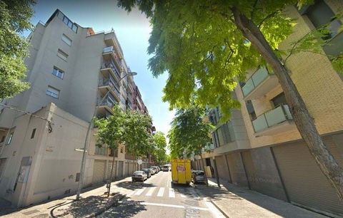 ¿Quieres comprar un local comercial en Girona ciudad? Excelente oportunidad de adquirir en propiedad este local comercial con una superficie de 843m² ubicado en la localidad de Girona, provincia de Girona. Local formado por 3 fincas diferentes Dispon...