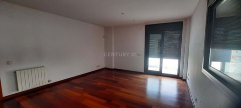 Apartment for sale in the El Sucre area of Vic, just 10 minutes from the Renfe Station and the center. It has an area of 77.58 useful m² distributed in a living room with access to a balcony, a kitchen, 2 bedrooms and a complete bathroom. Parquet flo...