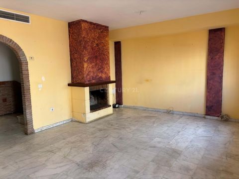 Large family home for sale. Do you want to buy a 3-bedroom semi-detached house for sale in Rincón de la Victoria? Excellent opportunity to own this well-distributed residential semi-detached house. The house has large outdoor spaces with a front terr...