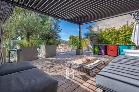 In the very city center of Aix-en-Provence, house-apartment with a total living area of 2094.97 ft² (1615 ft² Law Carrez area and annex total area 1714 ft²)with a nice view from the roof top terrace and a double garage and two parking spaces outside....