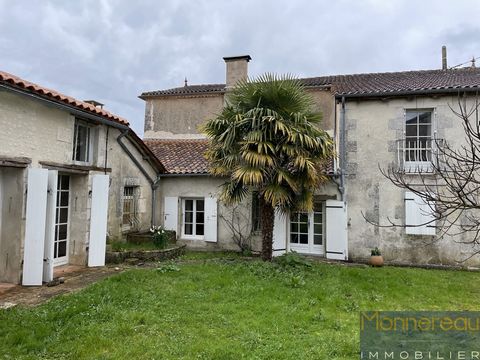Close to BARBEZIEUX (16) - About 10 minutes from the shops. 19th century building complex built on an enclosed and wooded plot of 1509 m2. Large mansion to renovate of about 280 m2 of living space. Adjoining outbuildings including an independent comm...