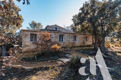 For sale in Ménerbes. Nestling in the heart of a sumptuous wooded park of more than 2 hectares, this former sheepfold dating from the 18th century combines the charm of the past with an interior skilfully renovated using the finest materials. It has ...