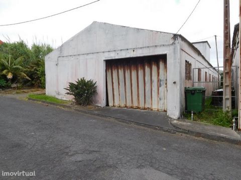 Warehouse with gross and private construction area of 394 m2, destined for industrial activity, located in the place of Quinhões, Rua de Quinhões, between the coast and the national road EN1-1A, which connects the towns of Feteira and Castelo Branco,...