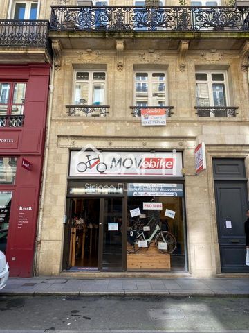 Located in the heart of Bordeaux, this vacant commercial space presents a rare opportunity in the market and an ideal location to ensure optimal visibility for any commercial activity. It consists of a ground floor area of 62 square meters with typic...