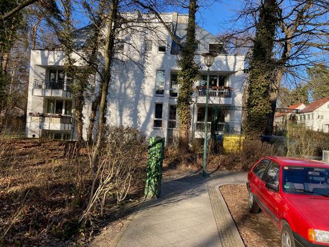 Property description: The 2-room apartment offered for the period from July 1 - December 31, 2024 is located on the mezzanine floor of a city villa built in 1996 in Potsdam-Babelsberg in the immediate vicinity of the Babelsberg Film Park and the Univ...