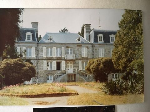 IMMONEW presents you in the town of Sourdeval in the south of the Manche, 15 minutes from Vire, 45 minutes from Mont St Michel, very rare for sale, castle from the 1500s to be completely renovated. The photo you discover is of the castle of yesteryea...