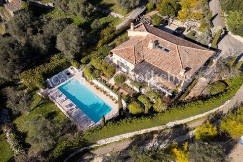 In La Colle-sur-Loup, just a few minutes away from the famous village of Saint-Paul-de-Vence, your agency Côte d'Azur Sotheby's International Realty is delighted to offer for exclusive sale a sumptuous Florentine-inspired villa of 398 m² on a plot pl...